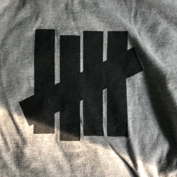 Undefeated grey long sleeve size large - Picture 3 of 3